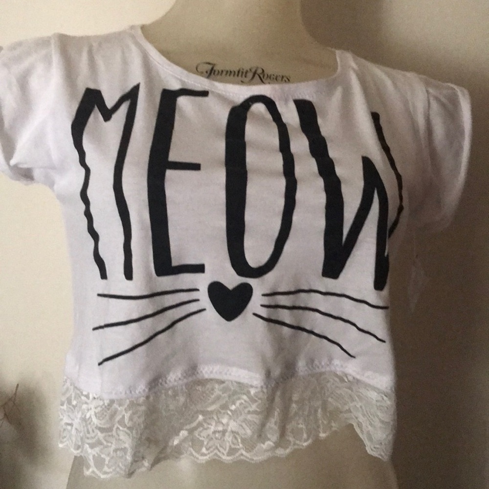 Women’s Crop top 🐱 white cotton top w/added lace